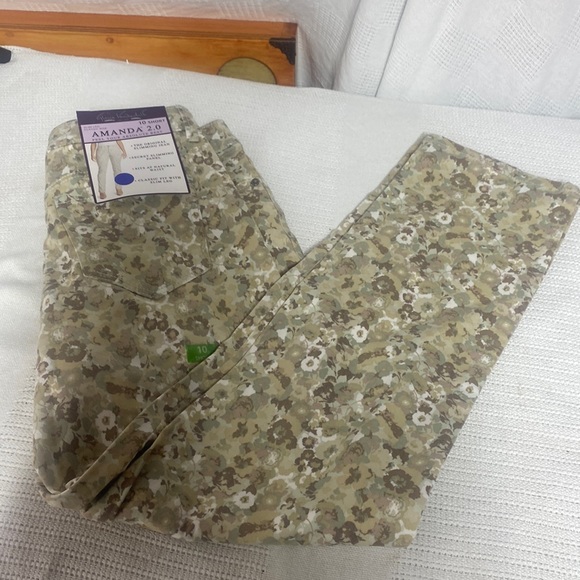 Gloria vandersilt - Picture 1 of 4